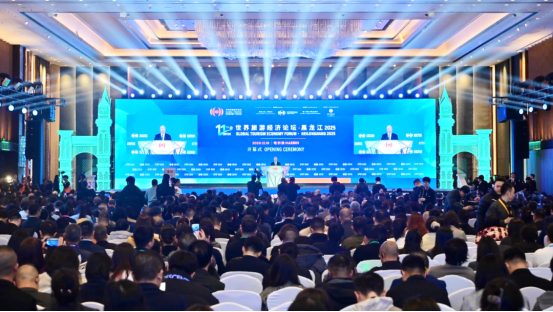 何超琼等嘉宾身穿波司登探秘冰雪大世界 国货科技赋能黑龙江冰雪